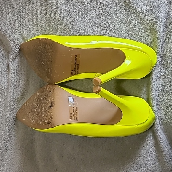 Qupid Neon Yellow Pointed Toe Shoes - Picture 4 of 4